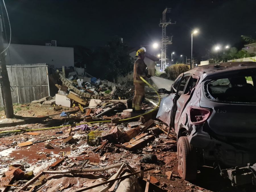 اشكلون الاطفاء والانقاذ يعمل على اخماد حريق جراء صاروخ سقط في ساحة منزل